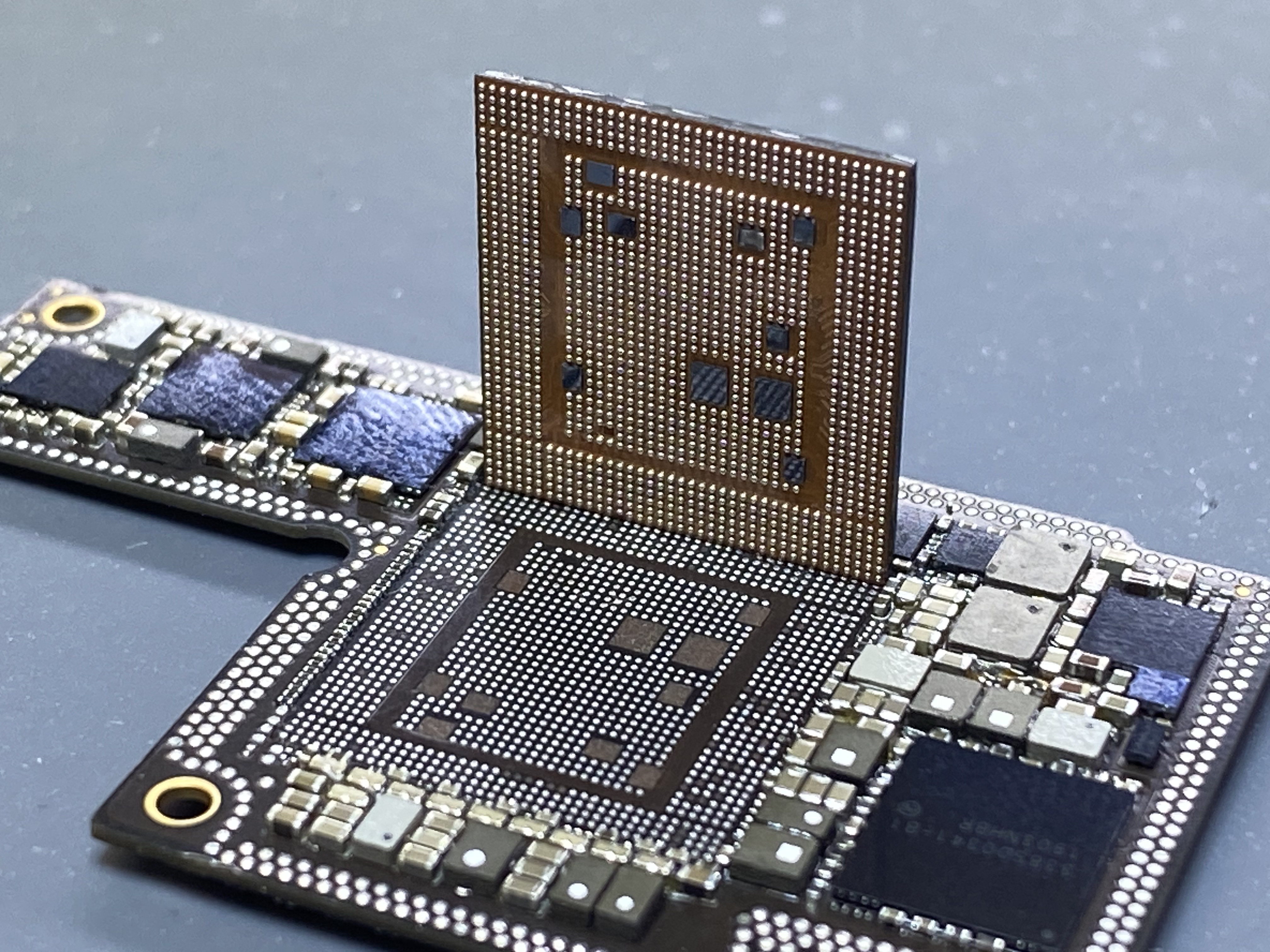 Reballing de CPU iPhone 11 Pro — chip BGA alineado sobre pads de placa lógica