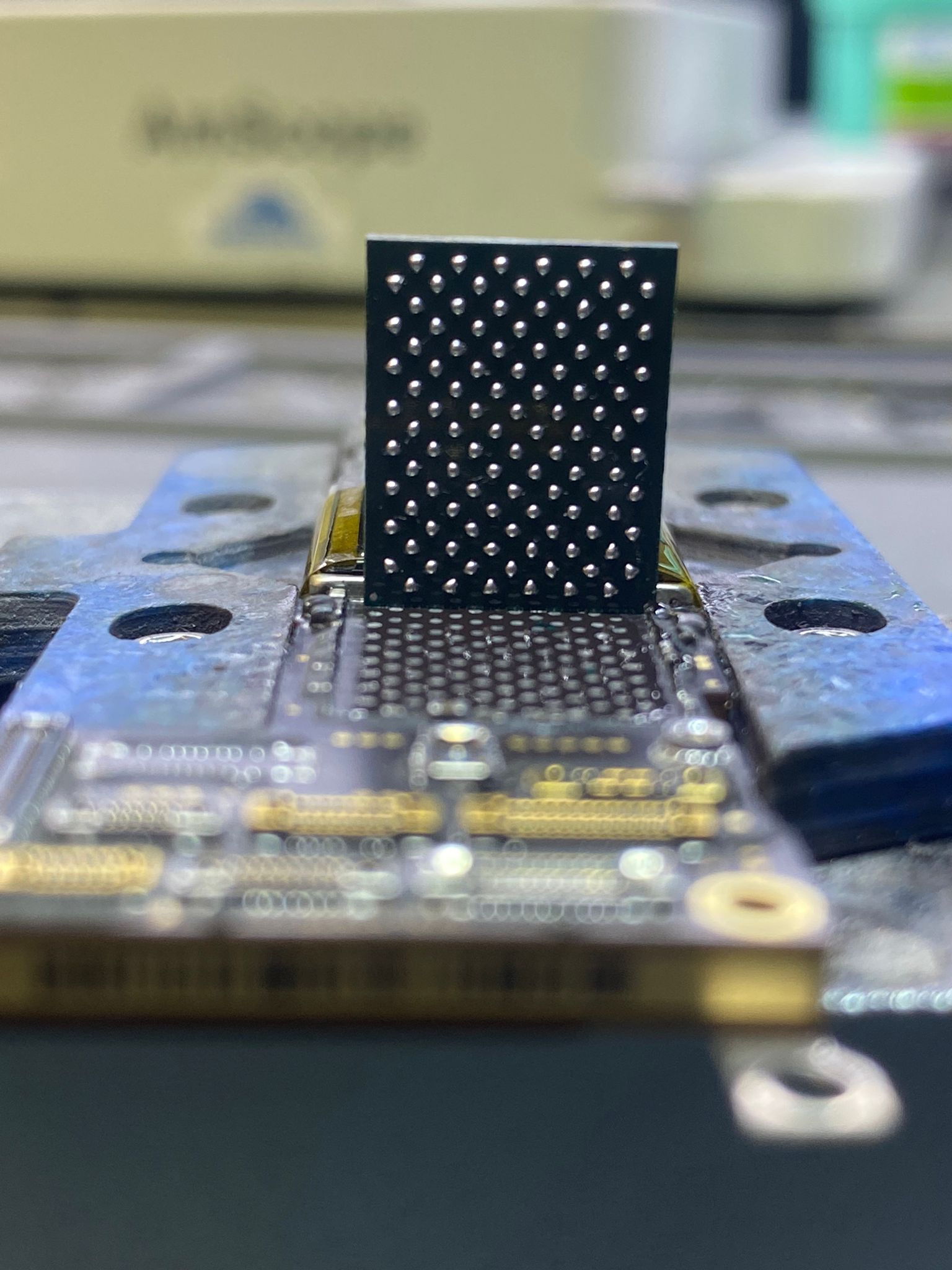 Chip BGA con esferas de soldadura en proceso de reballing