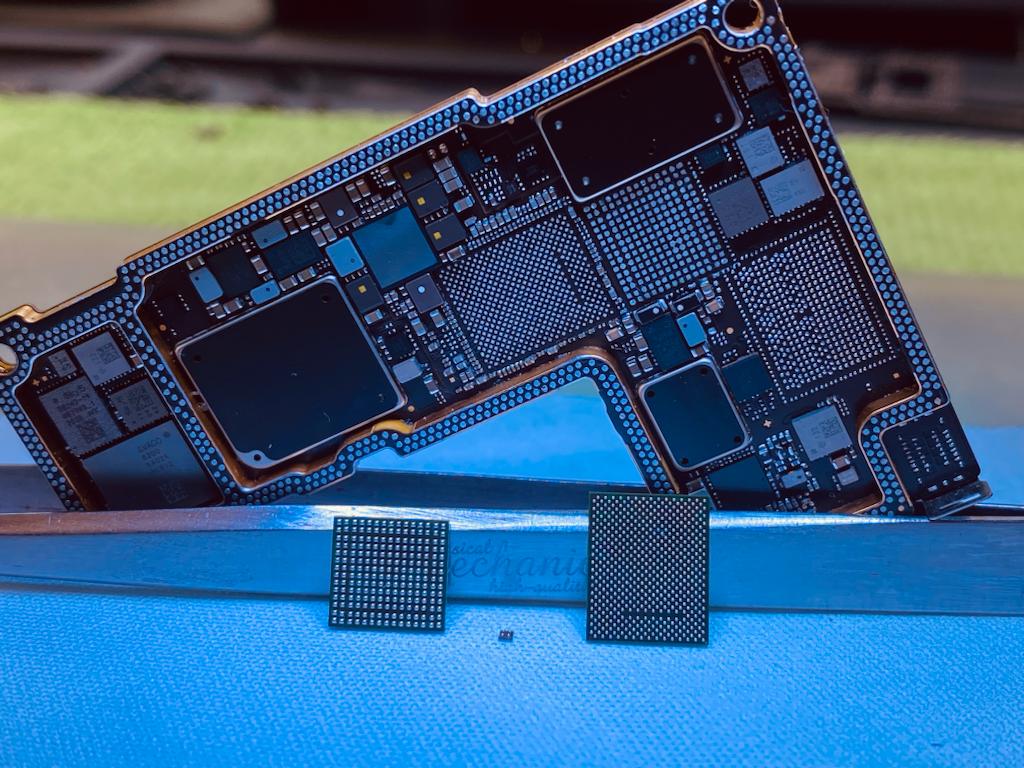 Chips BGA y placa base de smartphone sobre mesa de trabajo