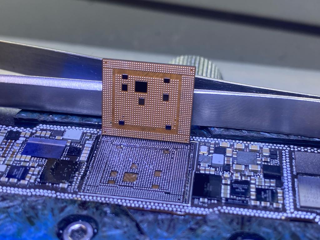 Instalación de chip BGA con pinzas de precisión sobre placa base