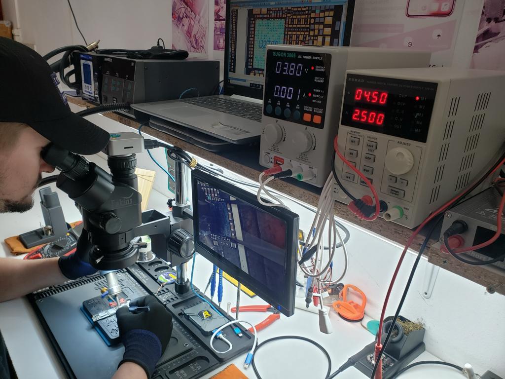 Estación de trabajo con microscopio y equipos de diagnóstico electrónico